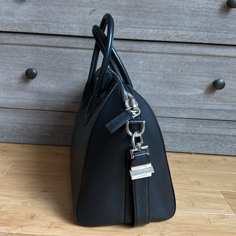Givenchy Medium Antigona Bag in Grained Goatskin Black Leather - Picture 4 of 9